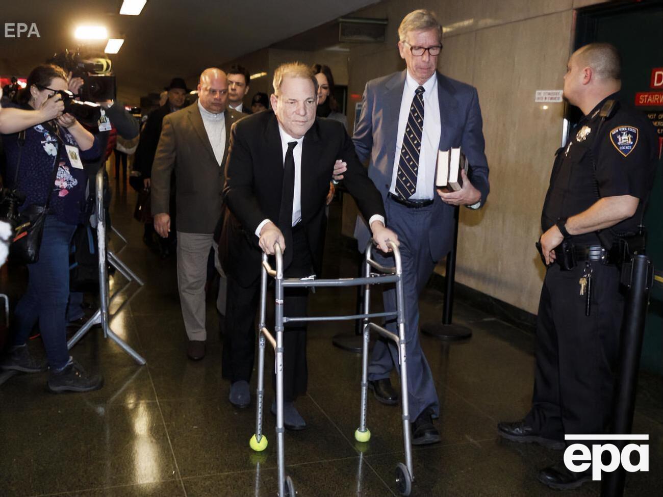 О том, что знали или сами столкнулись с домогательствами Вайнштейна (в центре), заявили более 80 женщин