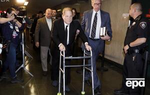 Про те, що знали або самі зіткнулися з домаганнями Вайнштейна (у центрі), заявило понад 80 жінок