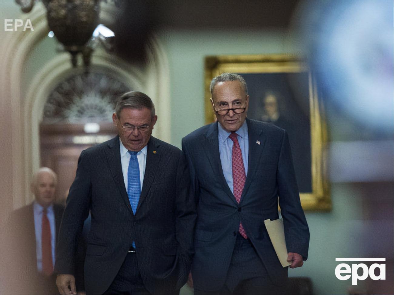 Менендес (на фото слева) и Шумер обратились к главе Белого дома письменно