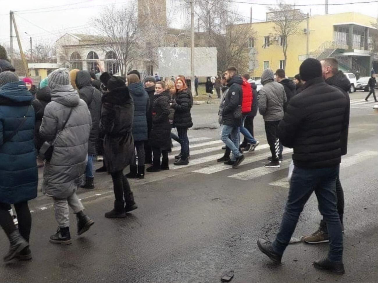 4&ndash;5 января митингующие в Каховке жгли шины и перекрывали дорогу у отделения полиции, требуя непредвзятого расследования убийства