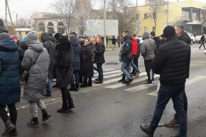 4–5 січня мітингувальники в Каховці палили шини й перекривали дорогу біля відділення поліції, вимагаючи неупередженого розслідування вбивства