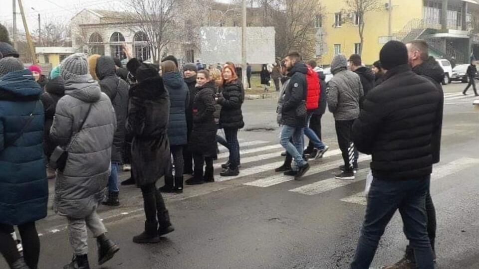 4–5 января митингующие в Каховке жгли шины и перекрывали дорогу у отделения полиции, требуя непредвзятого расследования убийства