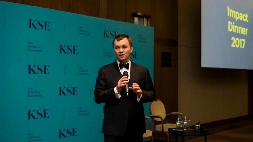 Милованов: Бизнесу стоит хеджироваться против изменения курса, а не пытаться его угадать