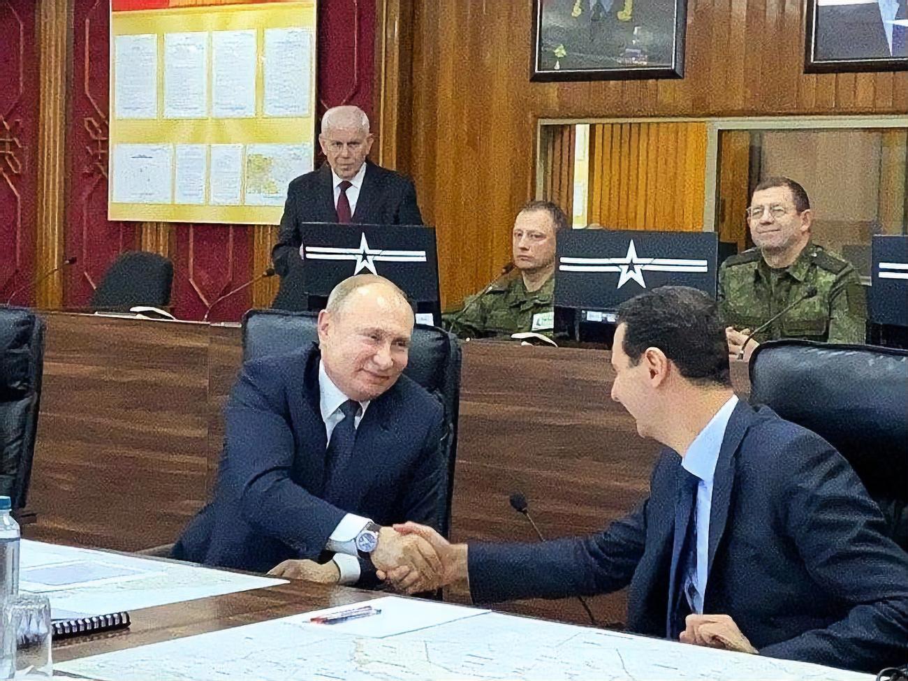 Путин провел встречу с Асадом в командном пункте группировки Вооруженных сил России в Сирии