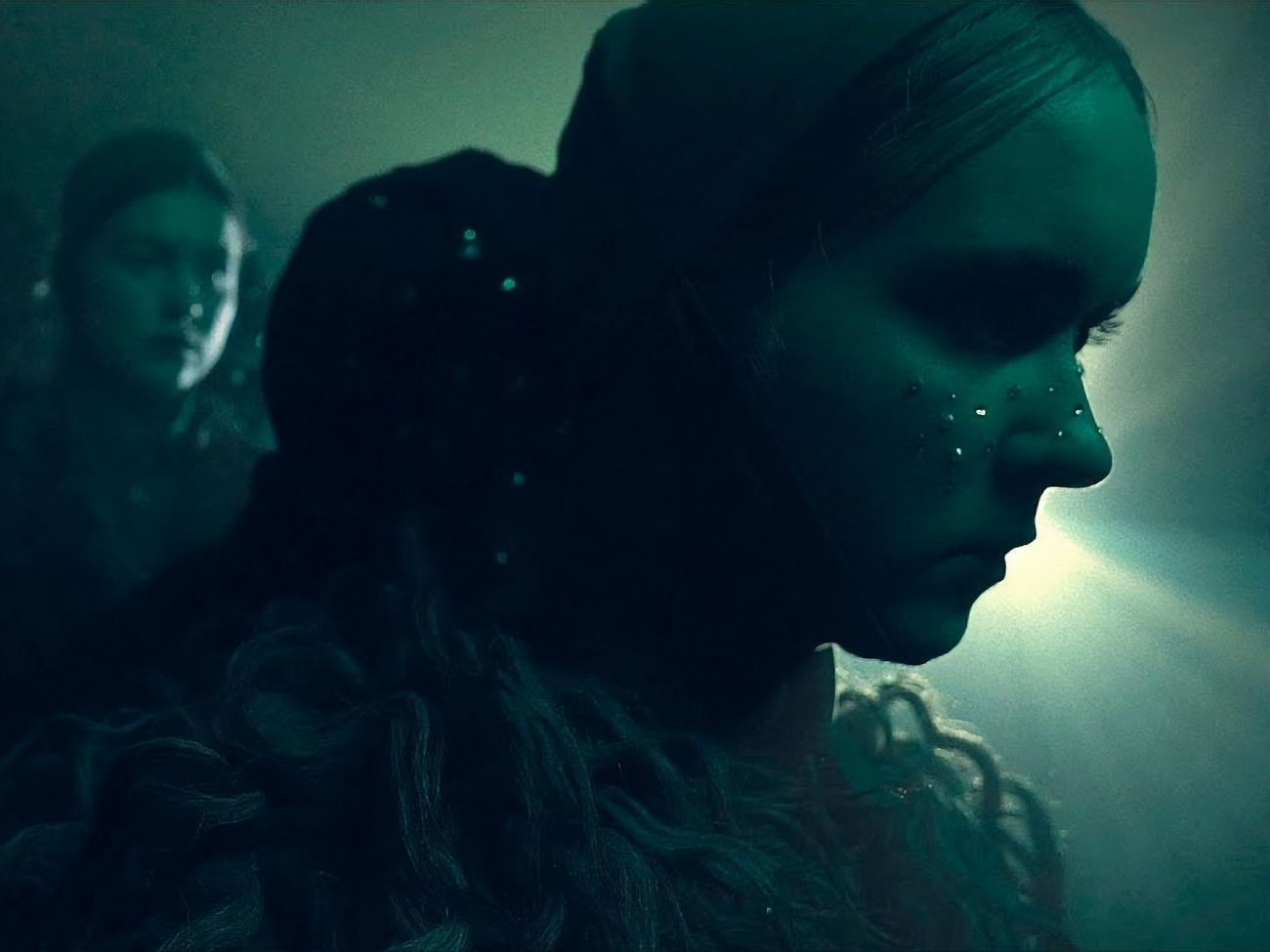 Традиційний вертеп у кліпі з'єднується з танцювальною вечіркою