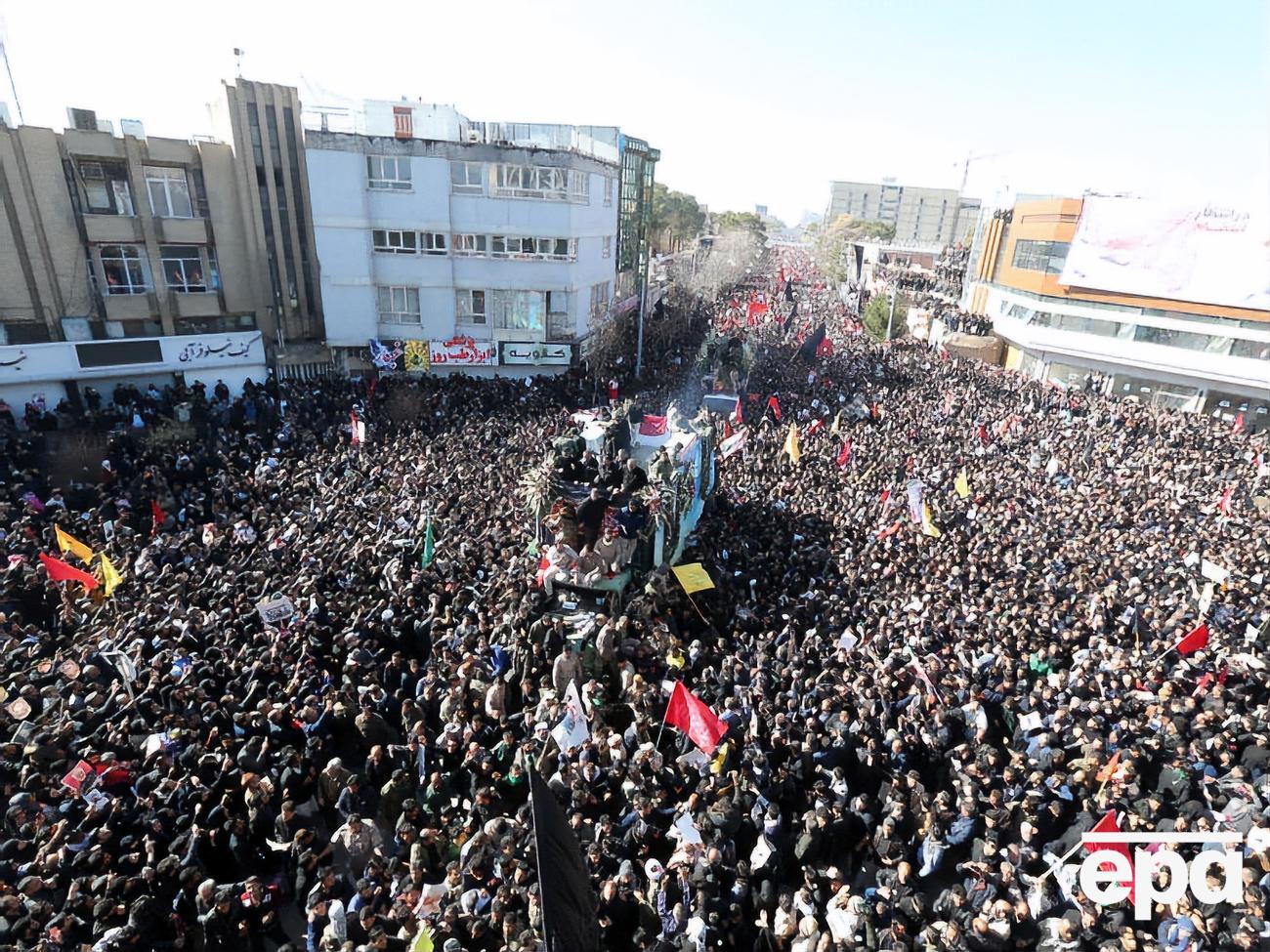 В Иране приостанавливали похороны генерала Касема Сулеймани из-за большого количества людей, желающих попрощаться с ним