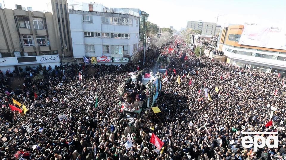 В Иране приостанавливали похороны генерала Касема Сулеймани из-за большого количества людей, желающих попрощаться с ним