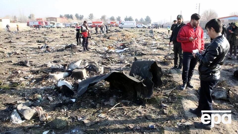 Сотрудники авиакомпании выясняют точное количество пассажиров на борту разбившегося в Тегеране самолета