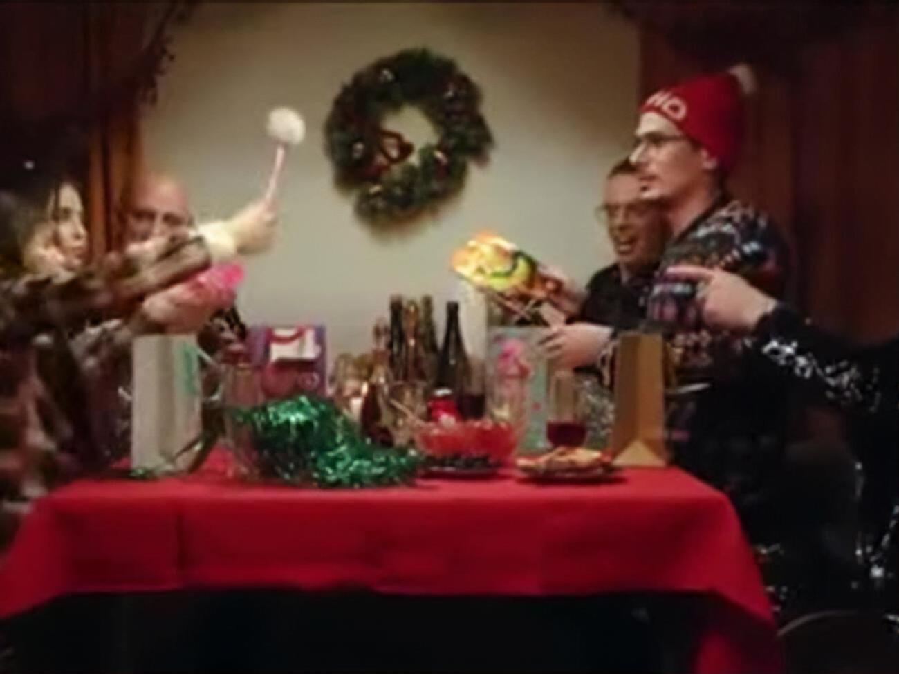 У ролику музиканти збираються за святковим столом