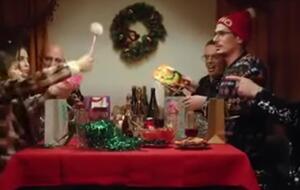 У ролику музиканти збираються за святковим столом