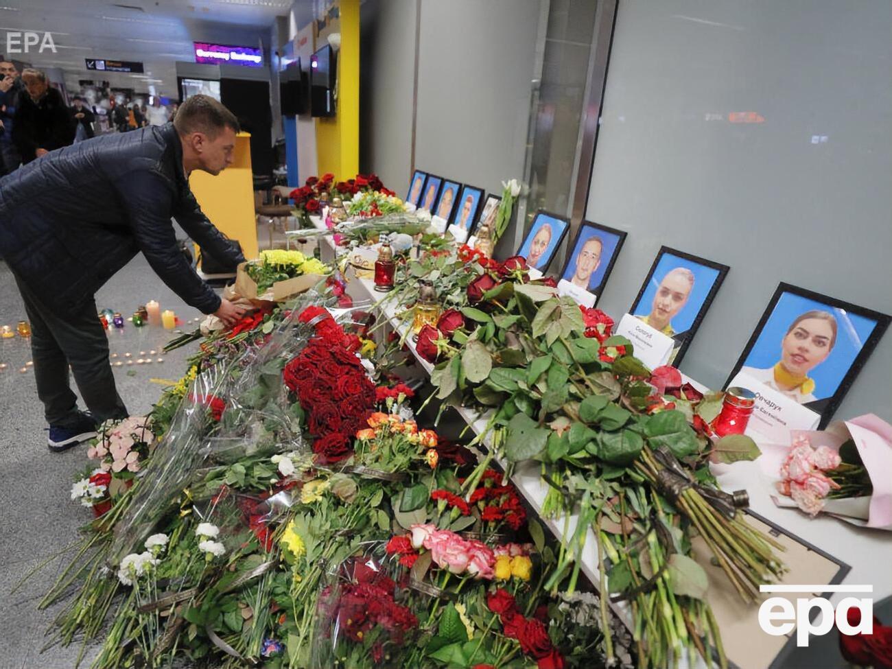 Люди приносят цветы в аэропорт Борисполь