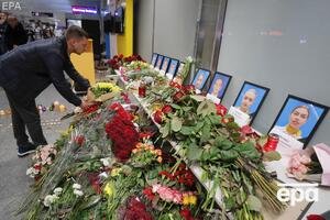 Люди приносят цветы в аэропорт Борисполь