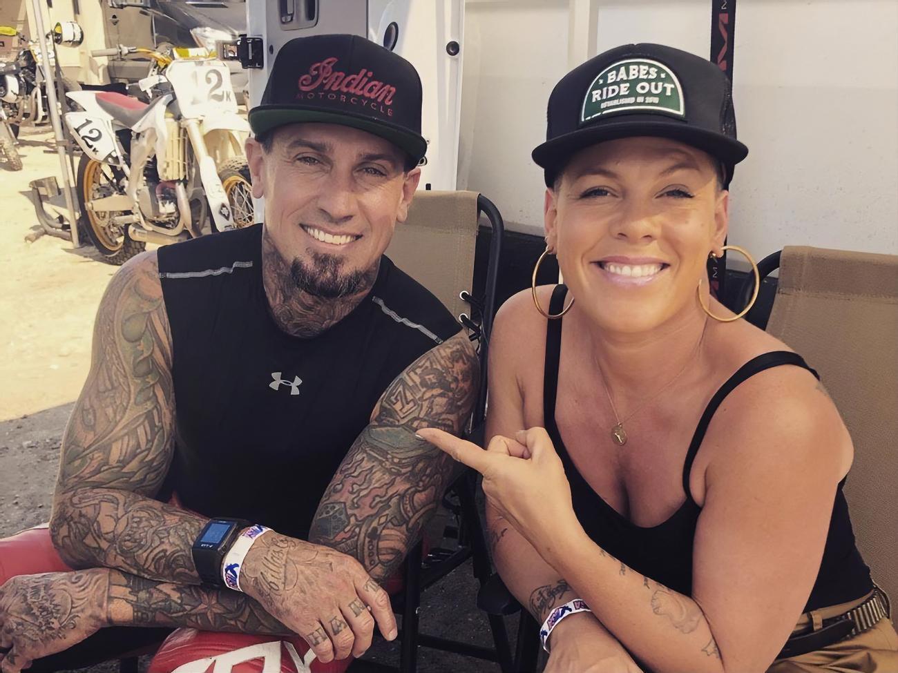 Pink:&nbsp;Ты настоящий мужчина, Кэри Харт