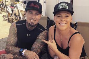 Pink: Ты настоящий мужчина, Кэри Харт