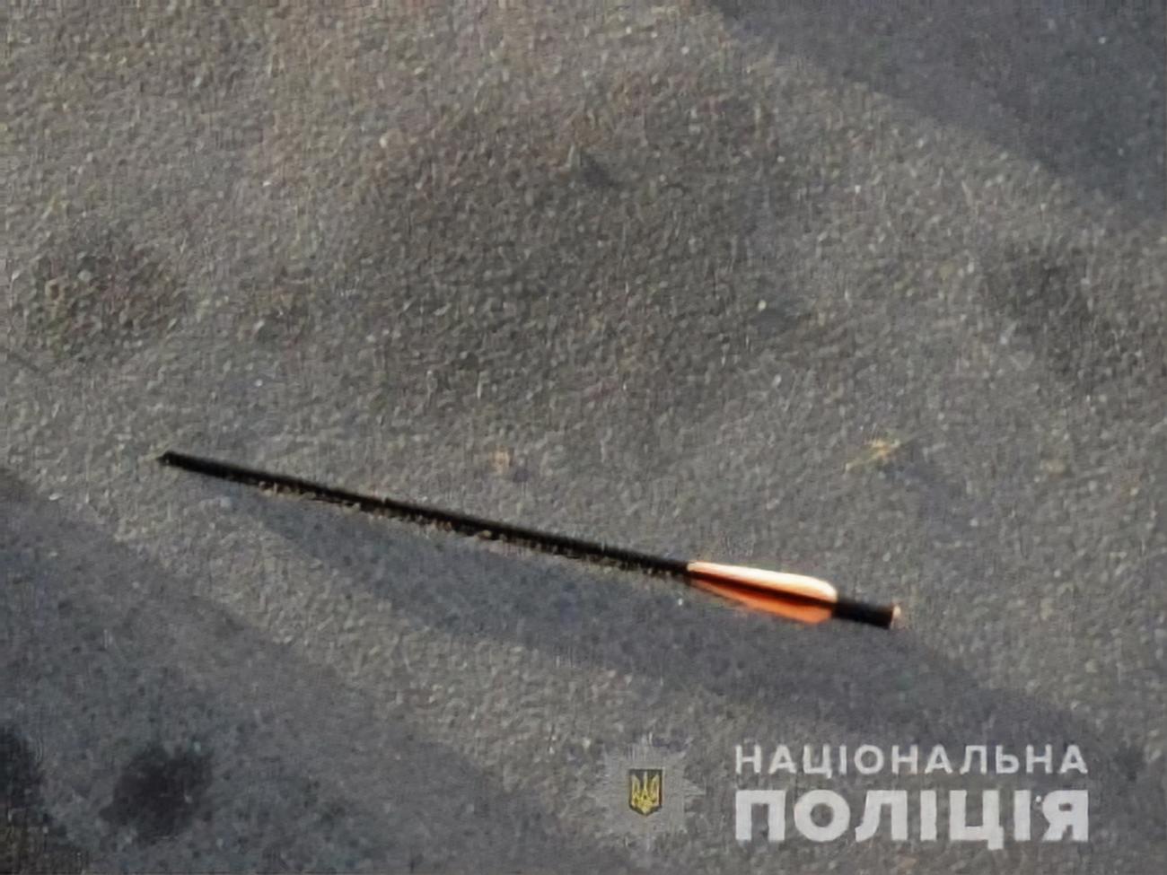 Женщину госпитализировали с ранением запястья левой руки, в нее выпустили стрелу