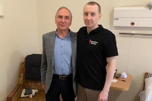 Асєєв (праворуч) поки має намір підлікуватися