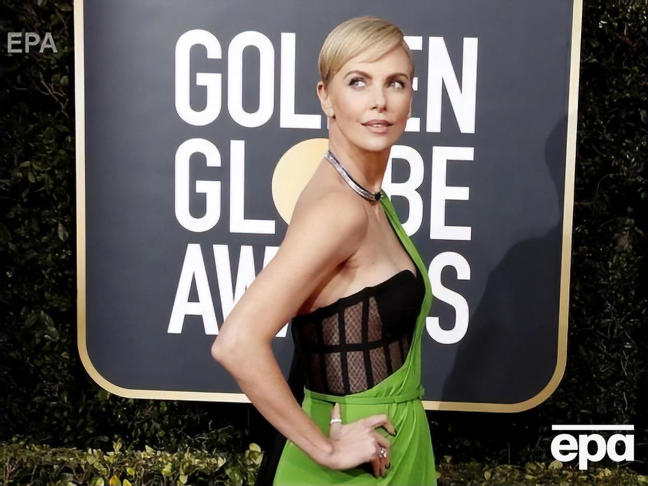 Терон фактически засветила на церемонии нижнее белье