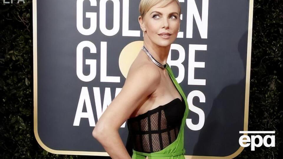 Терон фактично засвітила на церемонії нижню білизну