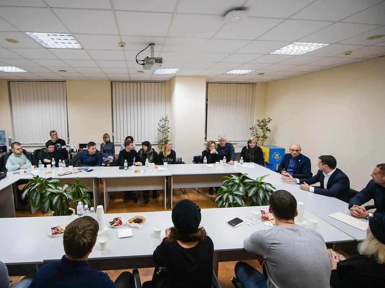 Президент зустрівся з родичами загиблих в авіакатастрофі українців 9 січня