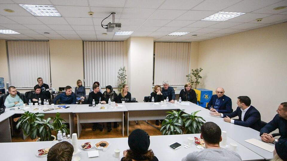 Президент зустрівся з родичами загиблих в авіакатастрофі українців 9 січня