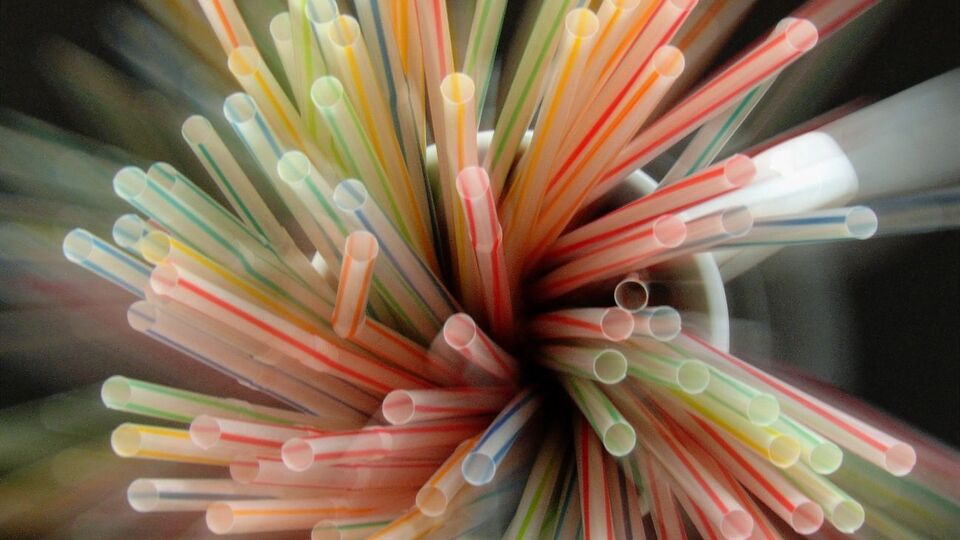Великобритания ежегодно использует почти 5 млрд пластиковых соломинок, 316 млн мешалок и 1,8 млрд ватных палочек