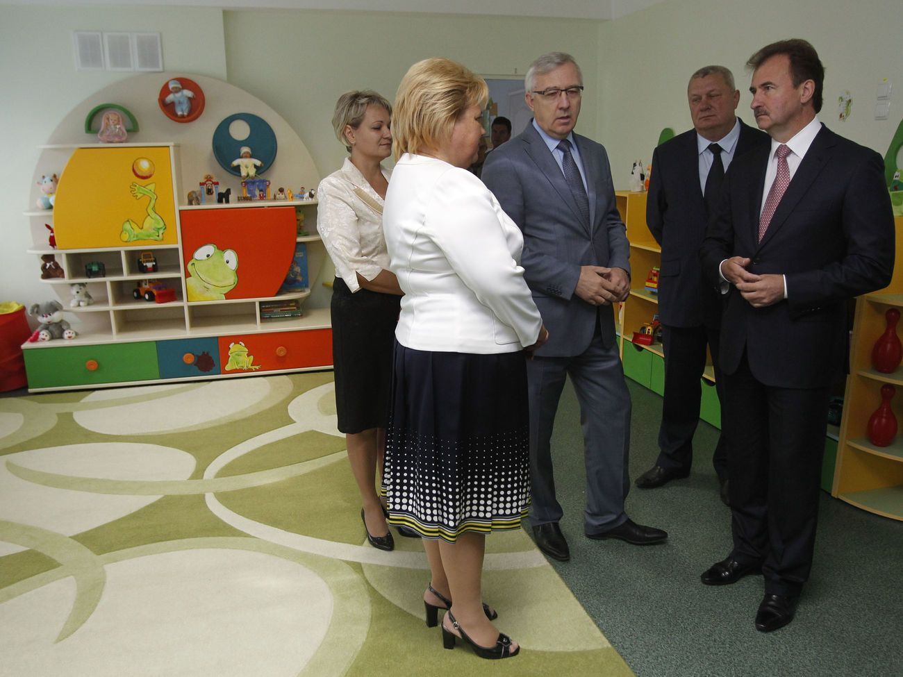 Александр Попов (справа):&nbsp;В городе, где очередь в дошкольные учреждения насчитывает тысячи человек, их закрытие недопустимо