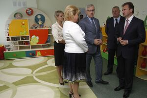 Александр Попов (справа): В городе, где очередь в дошкольные учреждения насчитывает тысячи человек, их закрытие недопустимо