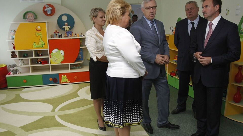 Александр Попов (справа): В городе, где очередь в дошкольные учреждения насчитывает тысячи человек, их закрытие недопустимо