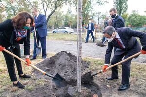 Це унікальна алея, оскільки тут ростуть різні види сакур і деякі з них цвітуть кілька разів на рік, повідомили в КМДА