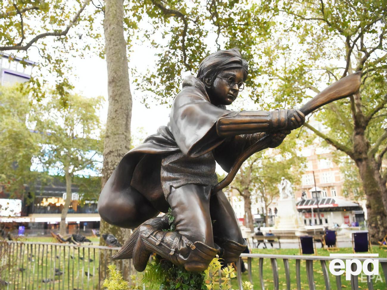 Гарри Поттер изображен играющим в квиддич