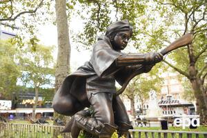 Гарри Поттер изображен играющим в квиддич