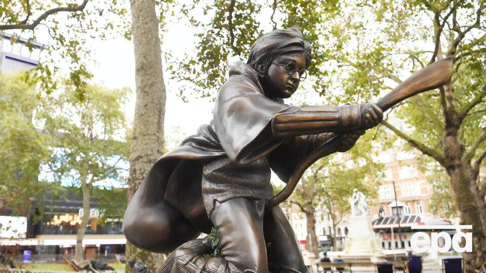 Гарри Поттер изображен играющим в квиддич