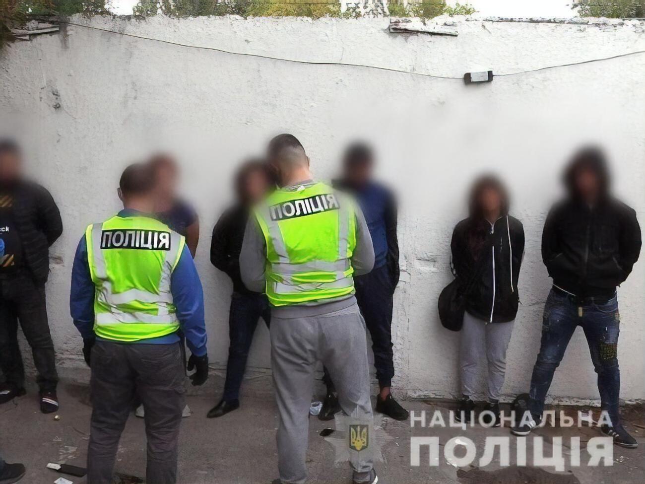 Поліцейські затримали шістьох кишенькових злодіїв