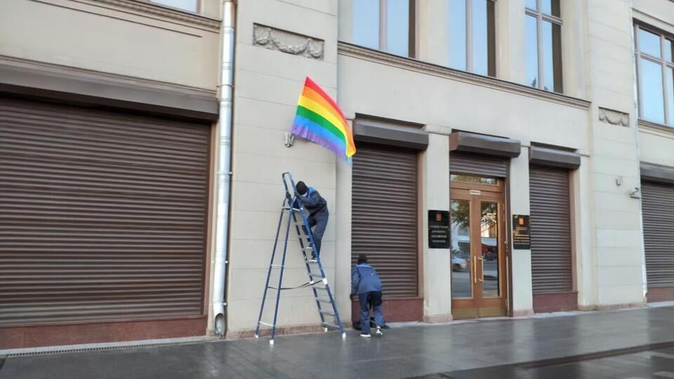 Накануне из-за флагов ЛГБТ задержали еще четырех участников Pussy Riot