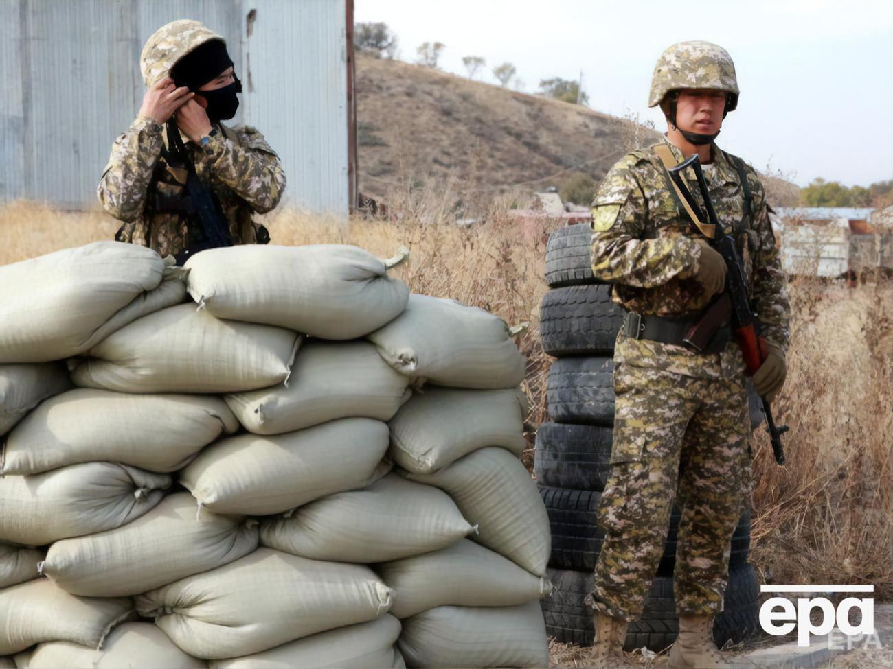 На некоторых улицах Бишкека уж появились блокпосты с военными