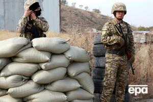 На некоторых улицах Бишкека уж появились блокпосты с военными