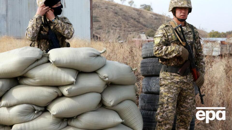 На некоторых улицах Бишкека уж появились блокпосты с военными