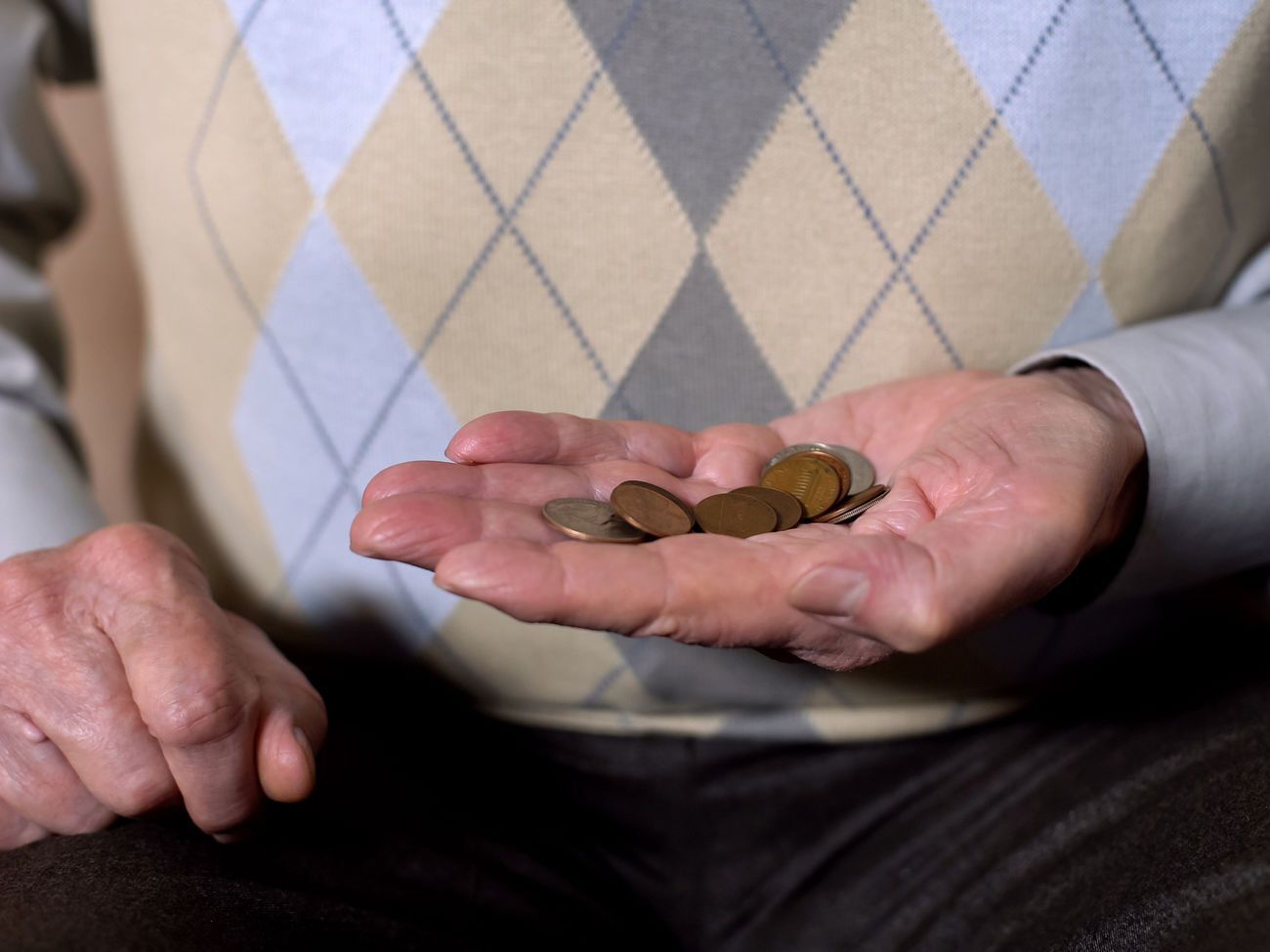 Денісова зазначила, що, за оцінками експертів, кожному третьому українцю, який працює, не вистачає заробітної плати