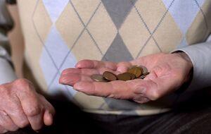 Денісова зазначила, що, за оцінками експертів, кожному третьому українцю, який працює, не вистачає заробітної плати