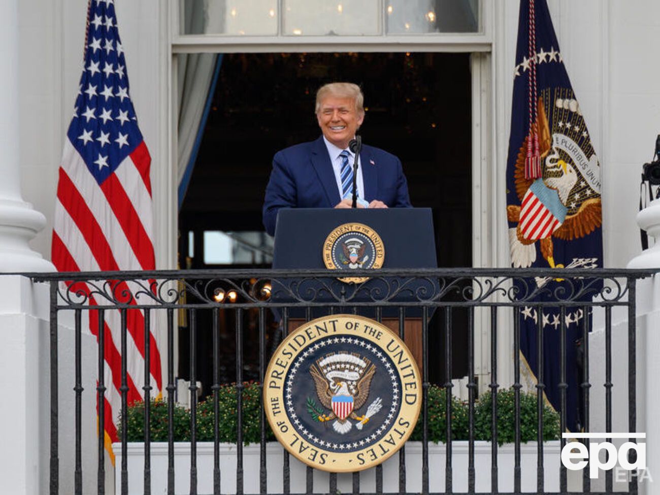 Трамп уперше після зараження коронавірусом з'явився на публіці 10 жовтня
