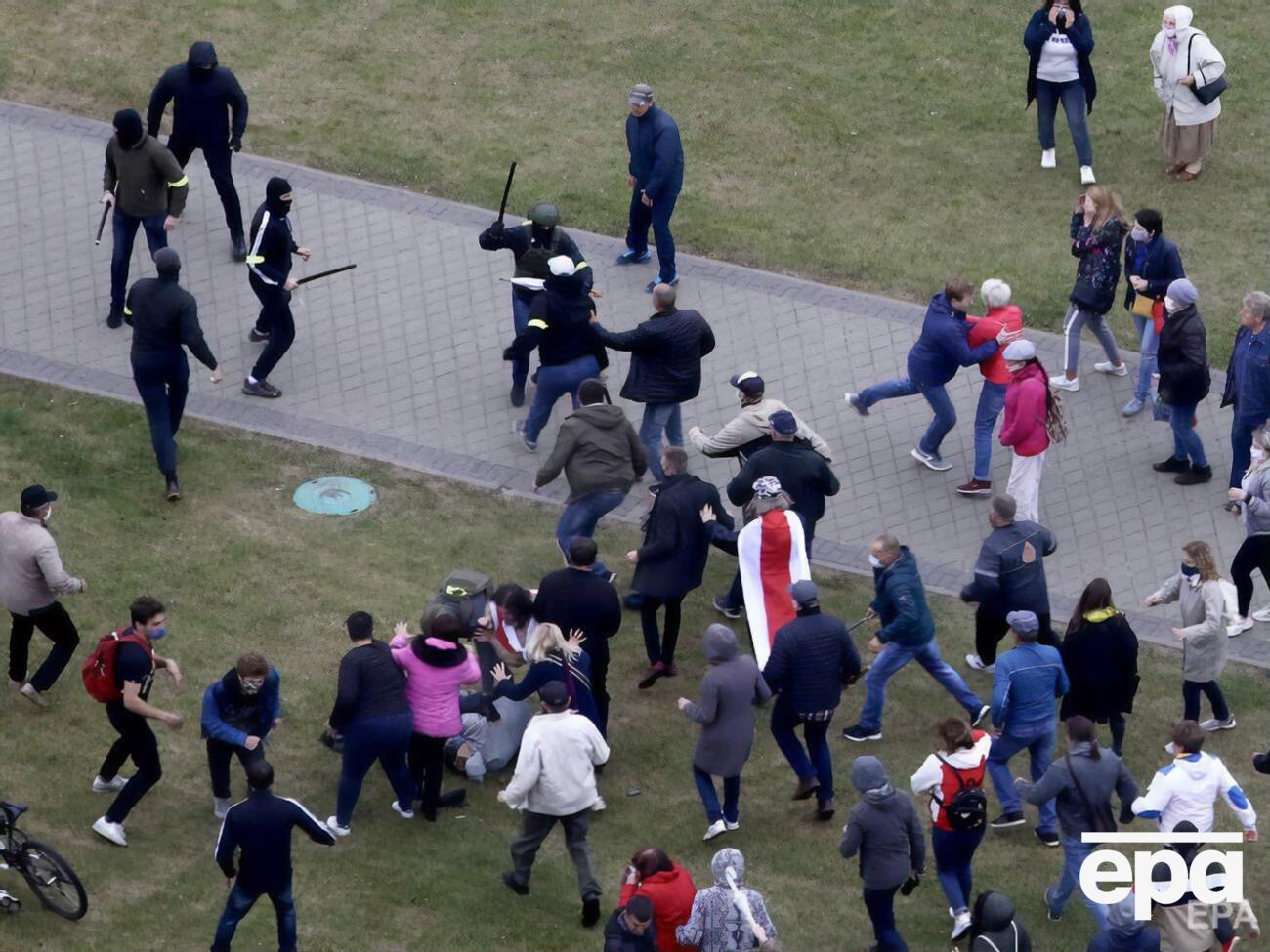 По данным правозащитников, 11 октября в Беларуси задержали около 600 протестующих, при задержании их били дубинками