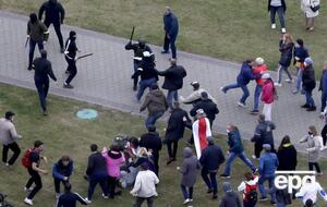По данным правозащитников, 11 октября в Беларуси задержали около 600 протестующих, при задержании их били дубинками