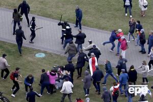 По данным правозащитников, 11 октября в Беларуси задержали около 600 протестующих, при задержании их били дубинками