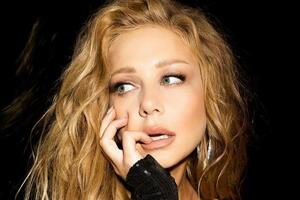 Тина Кароль надела платье, расшитое пайетками