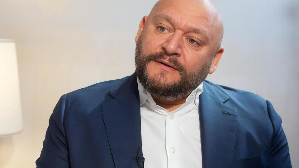 Добкин: Версия профессора Соловья – конечно же, вранье. Во-первых, мне неприлично об этом говорить. Во-вторых, у меня жена спрашивает, где ее доля