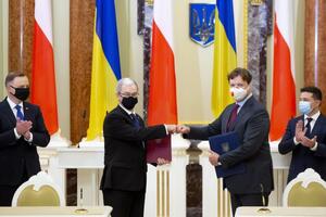 Договір підписали у присутності Зеленського (праворуч) і президента Польщі Анджея Дуди (ліворуч)