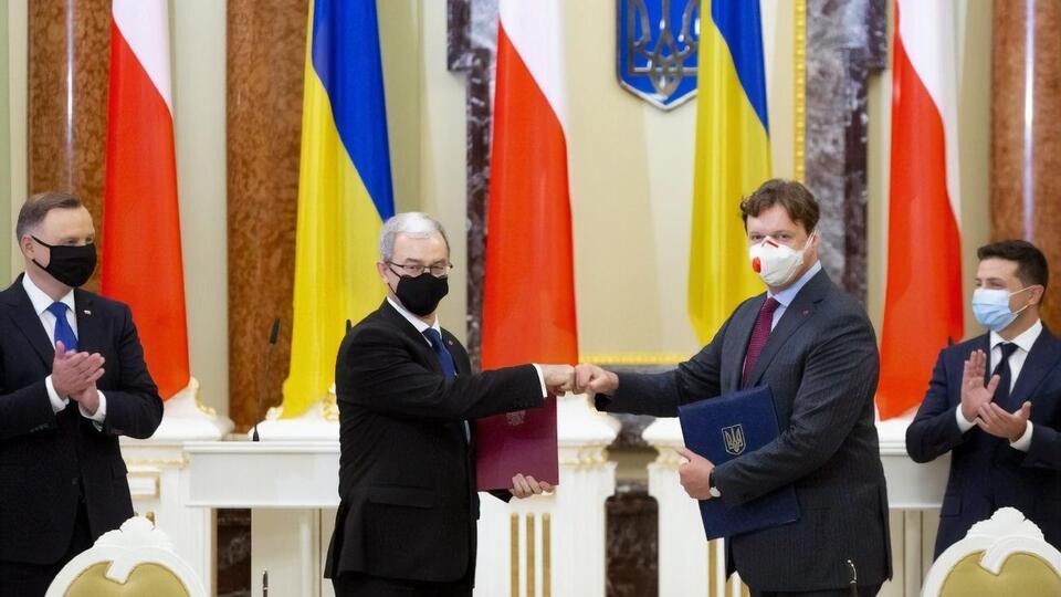 Договор был подписан в присутствии Зеленского (справа) и президента Польши Анджея Дуды (слева)