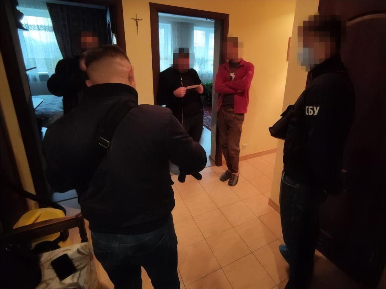 За даними СБУ, за комплект підроблених документів зловмисники брали від &euro;300