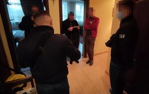 За даними СБУ, за комплект підроблених документів зловмисники брали від €300