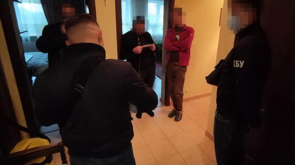 По данным СБУ, за комплект поддельных документов злоумышленники брали от €300